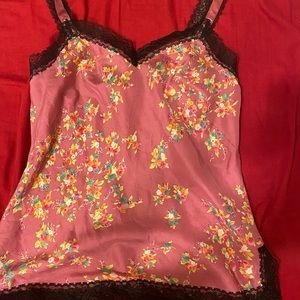 Pretty flower tank top can be used during summer